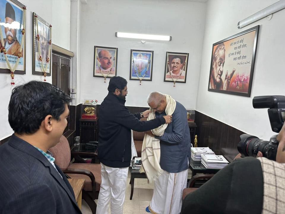 blsanthosh's tweet image. Had a productive interaction with Maharashtra CM Sri Eknath Shinde , a man of masses &amp;amp; a person who has fingers on the political pulse of Maharashtra . Maharashtra will gain huge due to his alliance with @BJP4Maharashtra .