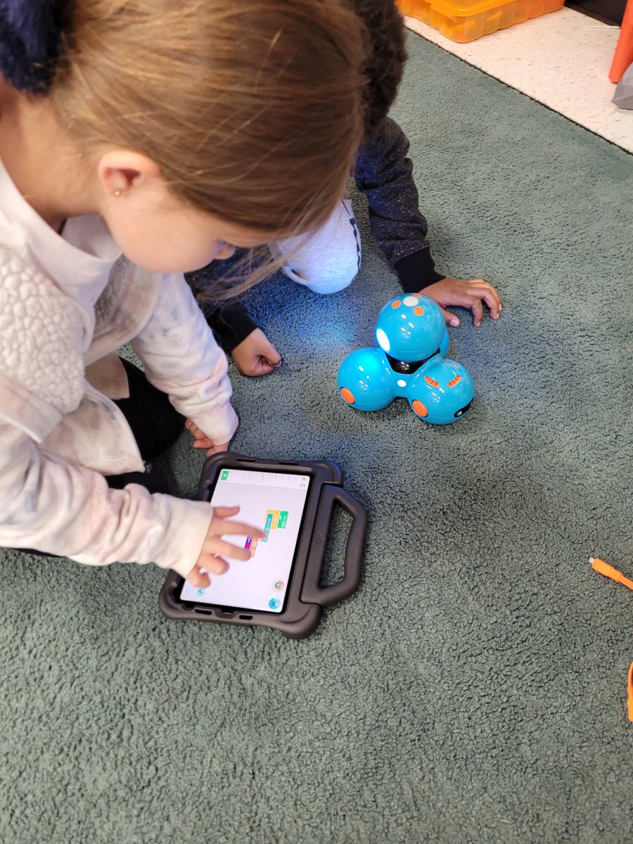 TwistedinTech's tweet photo. Integrating 2nd grade math standards with Dash today! @GroveElementary @WonderWorkshop #moneywordproblems #coding #HourOfCode #collaboration #21stcenturyskills https://t.co/lftcPn4MO1