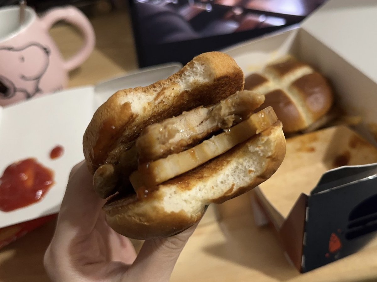 麦麦这个小汉堡好好吃
我本来是kfc党，结果它竟然打烊了！转而投奔麦麦 https://t.co/5duA5dSQjs