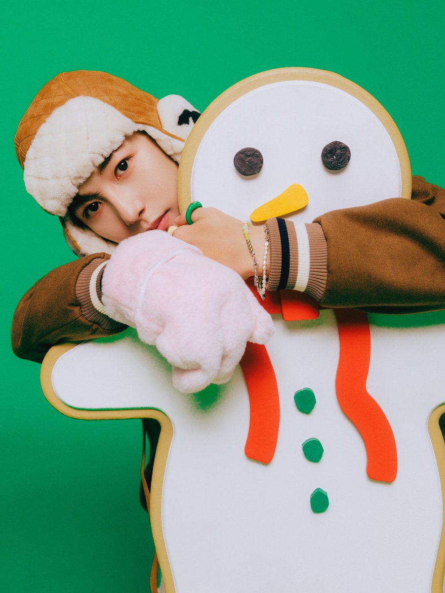 xcixmarklee's tweet photo. LOOK AT HIM!! HE IS THE CUTEST MAN IN THE WORLD😭😭 HUANG RENJUN I LOVE YOU🤍 https://t.co/spMfN60y7t