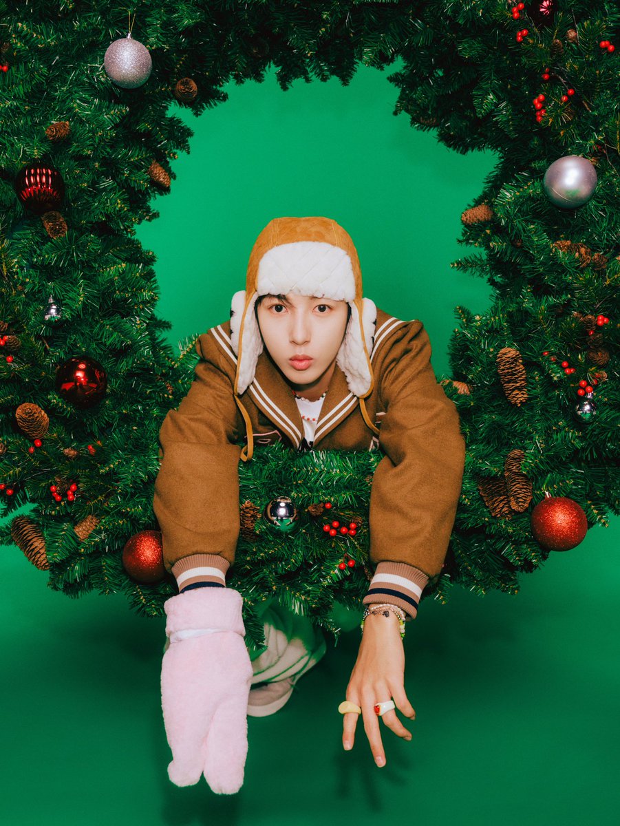 xcixmarklee's tweet photo. LOOK AT HIM!! HE IS THE CUTEST MAN IN THE WORLD😭😭 HUANG RENJUN I LOVE YOU🤍 https://t.co/spMfN60y7t