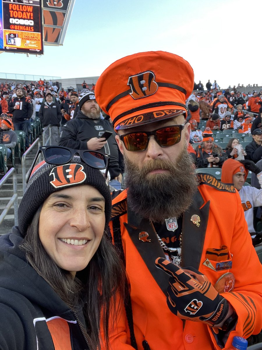 slpetereit's tweet photo. What a time to be ALIVE! 🖤🧡🖤 @Bengals brought the🔥great game and The Jungle was electrifying! Thanks @BengalsCaptain for capping off a great win with some new cards! And I snagged a fan girl pic too 😉 https://t.co/AgwysLha1U