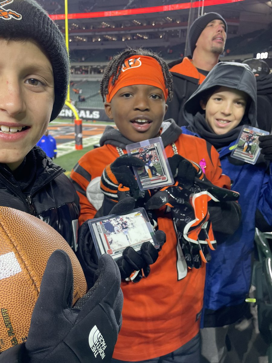 slpetereit's tweet photo. What a time to be ALIVE! 🖤🧡🖤 @Bengals brought the🔥great game and The Jungle was electrifying! Thanks @BengalsCaptain for capping off a great win with some new cards! And I snagged a fan girl pic too 😉 https://t.co/AgwysLha1U