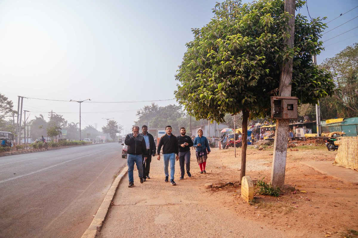 bmcbbsr's tweet photo. Placemaking work started as part of #CityBeautification for #HWC2023

Add Comm-III along with team visited Care Hospital junction, CooperativeBank front, Khimji front Patia, Infocity junction, Acharya Vihar Appolo Hospital road, Jayadev Vihar junction to take stock of the work. https://t.co/LA4MIymOtx