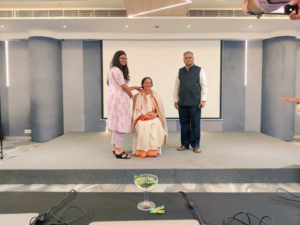 nick20_s's tweet photo. It was an honor and privilege to felicitate @shalinirajnish ma'am, IAS, Additional Chief Secretary to Government of Karnataka after her insightful lecture on "Karnataka Data and Analytics"
#NSSTA
#ISS
#isstraining https://t.co/A500Opb2I3
