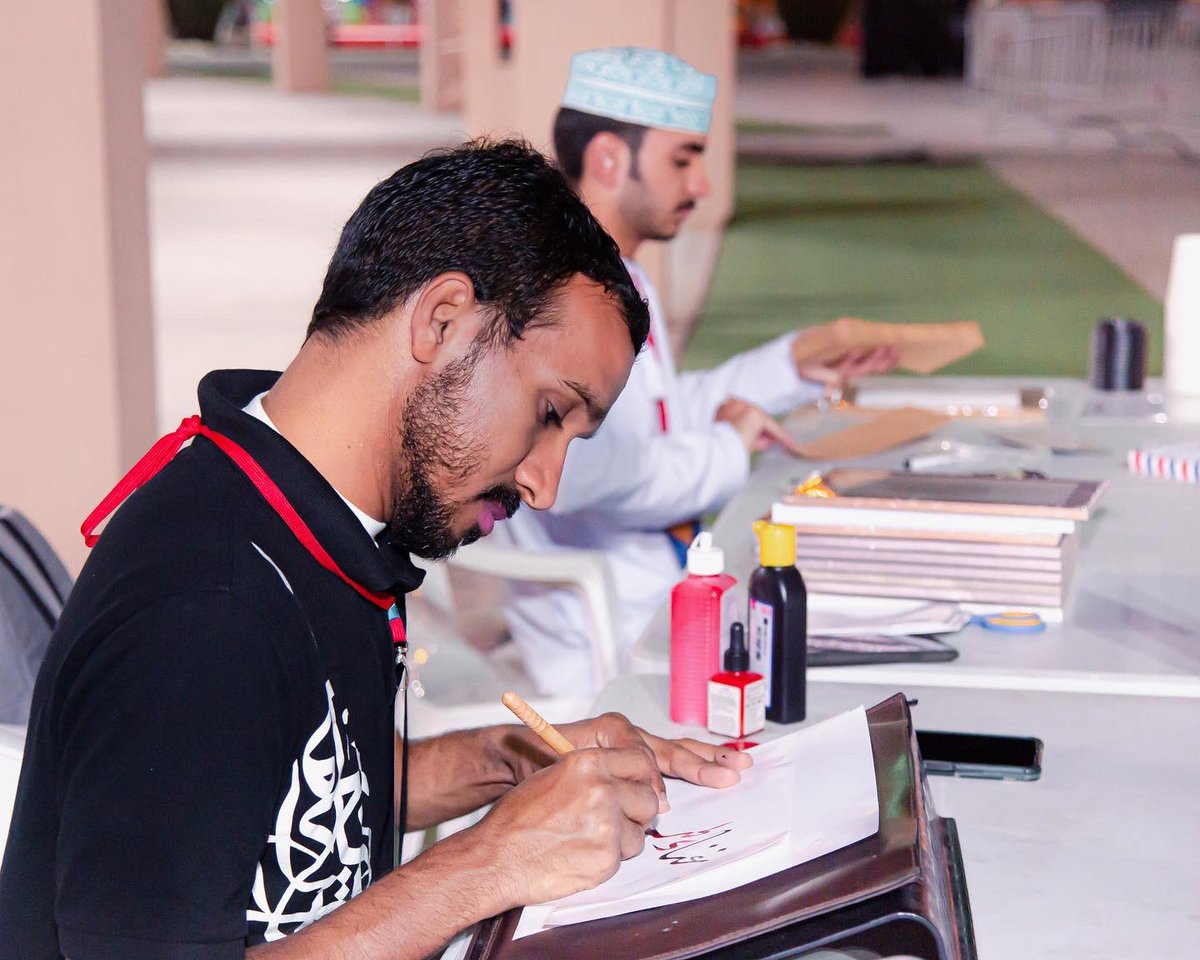 استمتعنا في ركن الخط العربي بالفن الجميل المنساب من حبر الخطاطيين✒️
فعاليات متنوعة وأوقات مختلفة نعيشها في #مهرجان_صحار🤩