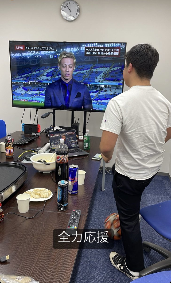 omae_lab_sfc's tweet photo. Twitterをご利用の皆様
大前研です。

本日はFIFAW杯日本対クロアチア🇯🇵🇭🇷
大前研でも秘蔵のホットプレートを
使用してK2から全力応援！

日本ガンバレ！！
#サッカーW杯 #FIFAWorldCup 
#研究室 #大前研究室 #sfc https://t.co/DqL9PGRrZL