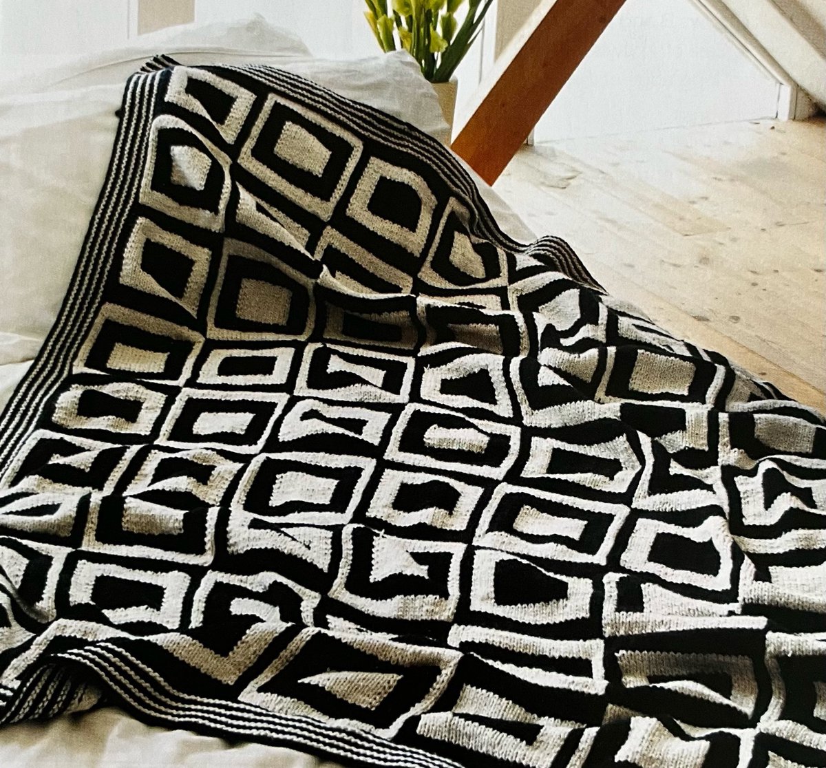 DDCrochetDesign's tweet photo. Excited to share this item from my shop: Knitted Black And White Square Blanket Throw Knitting Pattern Instant Download #knittedblanket #warm #gift #longnights #bedding #warmup #knittedthrow #sewing #knitters #knittingpattern #crafts #yarn #hobby https://t.co/NMdfb8yW2l https://t.co/A7xQscjZk5