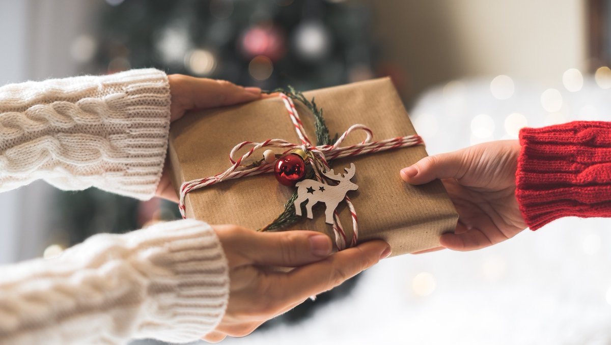 takeaDailybreak's tweet photo. 9 Present-Wrapping Hacks From TikTok That Will Change Your Gift-Giving Game https://t.co/UGBDvOqlCP

#wrappinghacks #giftwrapping #giftwrap #wrappingtutorial #theholidays #holidayseason #christmas #xmas #giftgiving https://t.co/nInAJMxJgS