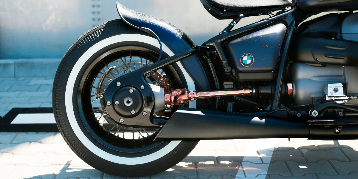 BMWMotorrad's tweet photo. What a piece of art — the unique BMW R 18 "The Great Wave" by BMW Team Długołęka! 😍 #CustomBikeCheck
Its exquisite patinised paintwork adds a true vintage feeling to the touch. How do you like it?
#MakeLifeARide #SoulFuel #CustomBike #NotForSale #BMWMotorrad https://t.co/3rBslJduwB
