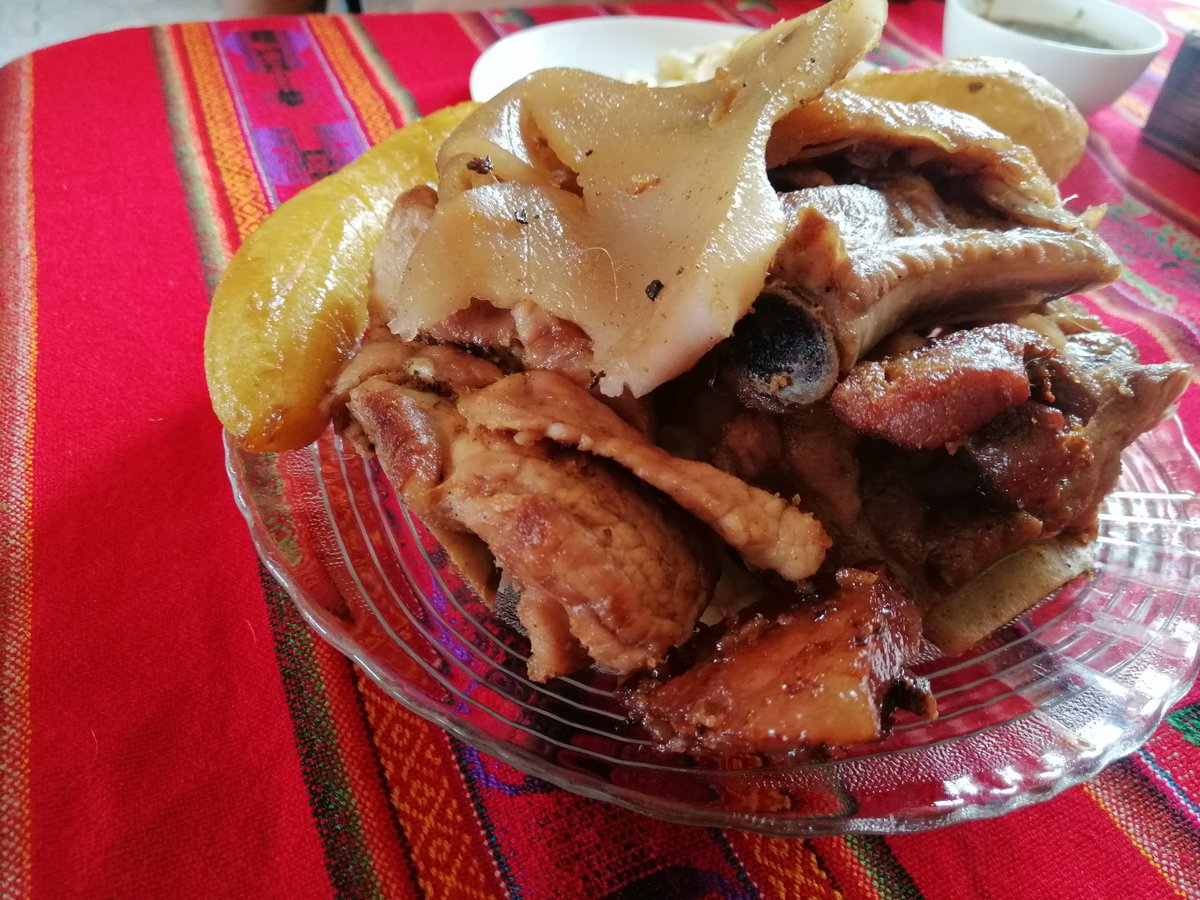 VisceralArauz's tweet photo. Un datazo: mientras esperas tu comida, te traen más comida🤩A mí me trajeron en platillo una #panceta de ensueño acompañada de mote.
Sirve además de #Chicharrón, #charque y #planchitas. Los precios van de 30 a 70 bolivianos. https://t.co/YEGGu3bf1c