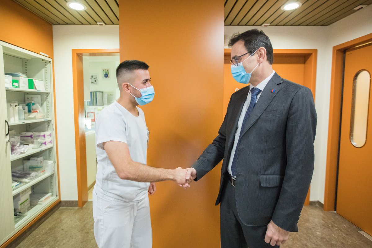 Collaboratori e pazienti del Civico e del Cardiocentro sono stati allietati oggi dalla visita dell'On. De Rosa che ringraziamo enormemente per il tempo dedicato.
Nelle foto: i Dir. Martinetti e Dati, il Pres. Cda EOC Sanvido, Primari e Viceprimari e collaboratori di vari reparti