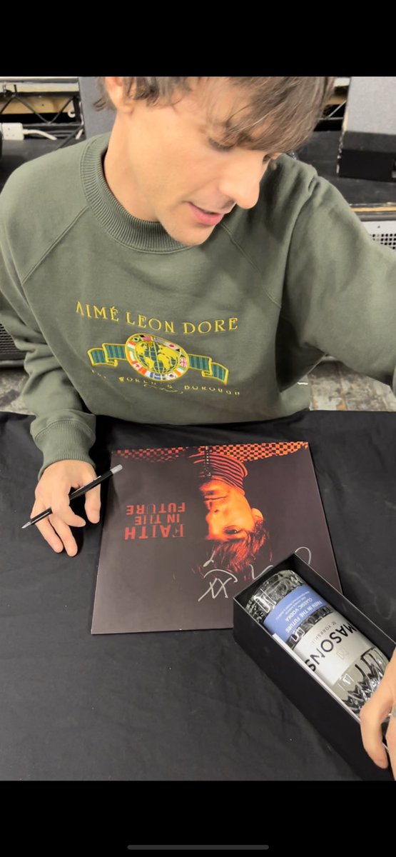 louiesstar's tweet photo. we are extremely excited to announce that OUR GIFTS AND CARDS FINALLY MADE IT TO LOUIS! 💫
we've known for a while now that he knows about our project and about #louiesstar, and today, a year later, the amazing @silvertxngues who started this all finally got to hand it to him ❤️ https://t.co/e0hpfDmxcx