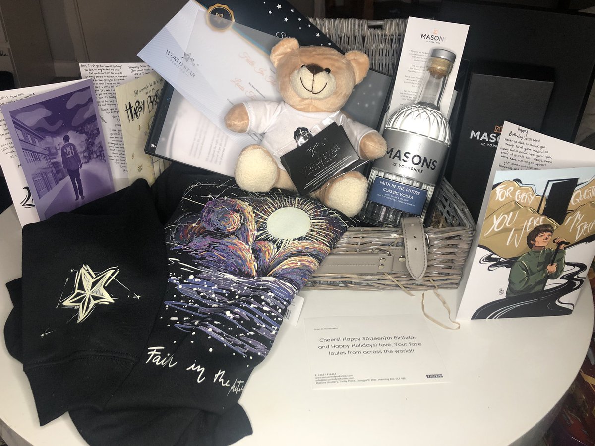 louiesstar's tweet photo. we are extremely excited to announce that OUR GIFTS AND CARDS FINALLY MADE IT TO LOUIS! 💫
we've known for a while now that he knows about our project and about #louiesstar, and today, a year later, the amazing @silvertxngues who started this all finally got to hand it to him ❤️ https://t.co/e0hpfDmxcx