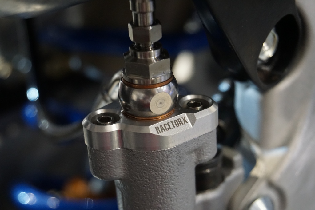 RaceTorx's tweet photo. Designed to replace the OEM reservoir port on the OEM rear master cylinder to allow our thumb brake and foot brake to be used in conjunction.
#thumbbrake #thumbrake #junctionvalve #fingerbrake #handbrake #nolimitsracing #nolimits #bsb #wsbk #nissin #brembo #mastercylinder https://t.co/W0TaGMeofa