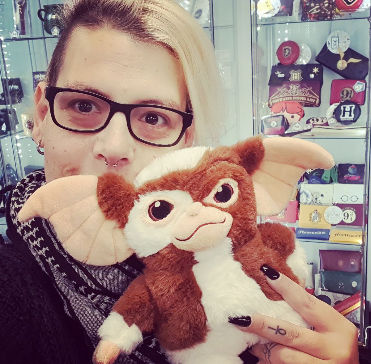 Hoy le toca bañito a Gizmo, total… ¿Qué puede salir mal?

elenanofriki.com/mas-cine/peluc…

#Gizmo #Gremblins #Bañito #FelizNavidad #Clasicos #Cine