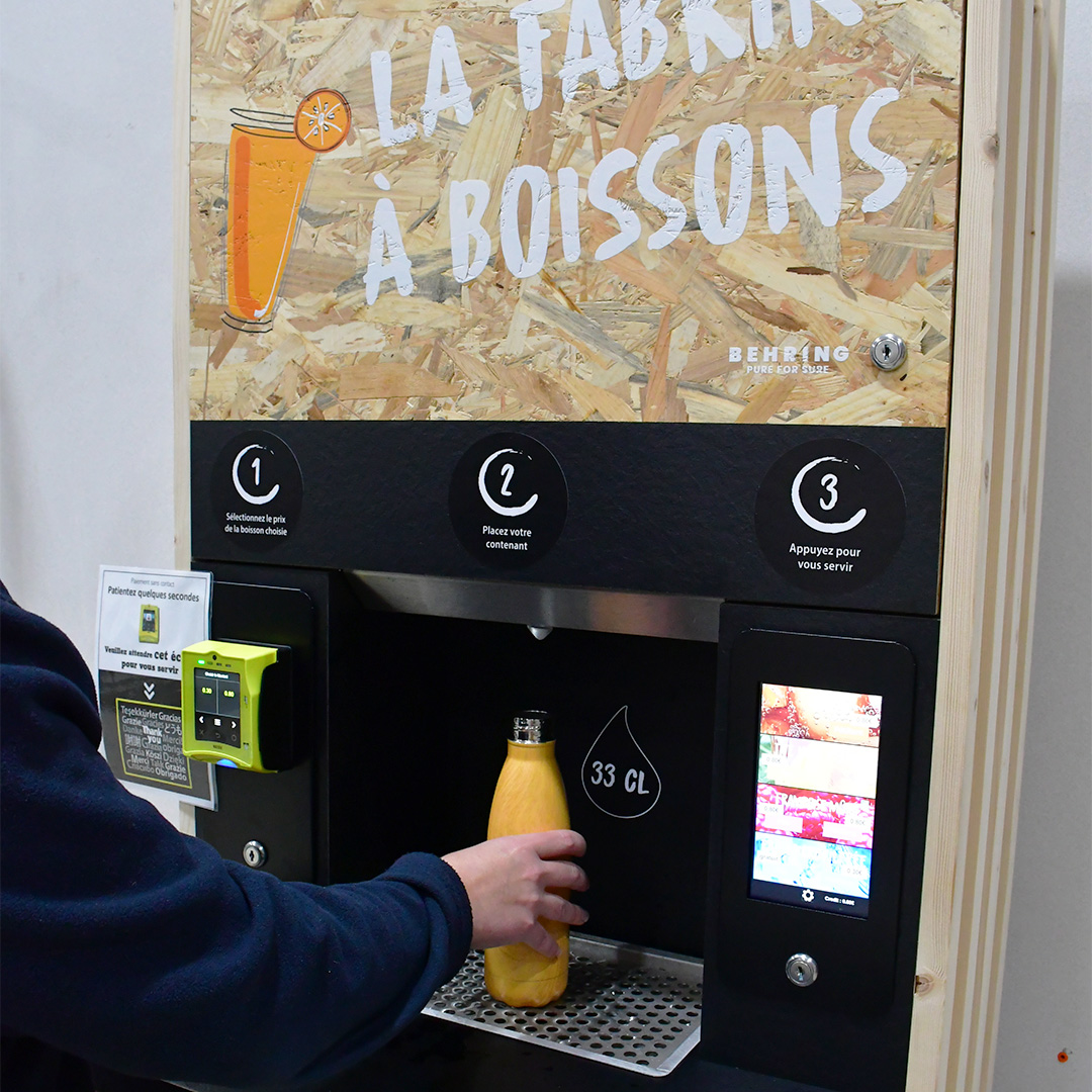 #CAMPUS #ENGAGÉ L'#ENSIC dit ⛔️ aux bouteilles plastiques et canettes, acheminées sur des centaines de km. La #FabrikàBoissons <a href="/BehringWater/">Behring Water</a>, fontaine qui transforme l'eau du réseau en eau filtrée plate, gazeuse ou aromatisée, est désormais installée dans le hall de la BU ♻