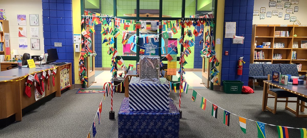 AdamsBookDragon's tweet photo. More pics from the Fair! https://t.co/dXhyCVR0nb