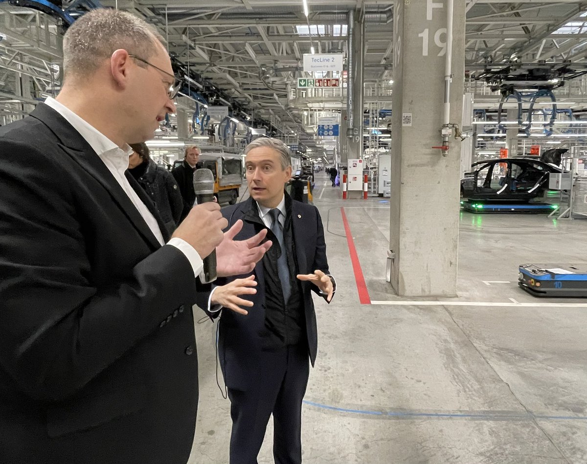 FP_Champagne's tweet photo. Amazing tour of Mercedes Plant 56 today in Sindelfingen 🇩🇪
Digitalization, efficiency, flexibility, sustainability:  those are Mercedes’ priorities to build the car of the future and to which Canada has lots to contribute. https://t.co/LFnLNRY8HM