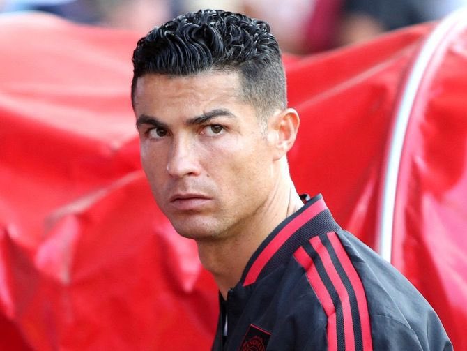cheveux_jaune's tweet photo. OFFICIEL : Cristiano Ronaldo se retire la nationalité portugaise, à compter d’aujourd’hui cr7 devient Arabie Saouditien. 🇸🇦 https://t.co/DOuoTCcqYE