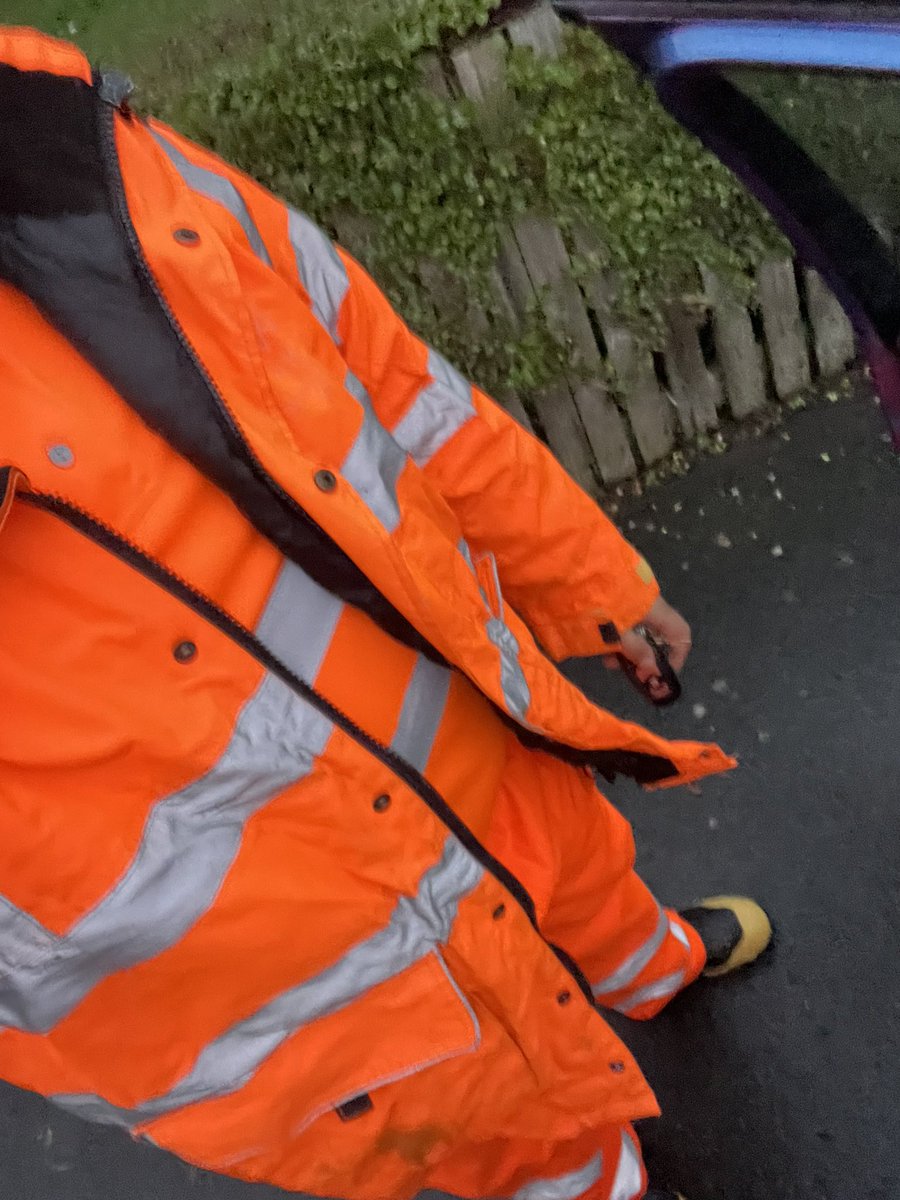 fullonkinkNotts's tweet photo. Time to get wet and muddy! #bootboi #workgear #bootslave #hivis #hiviz https://t.co/iZxMXr9Pu3