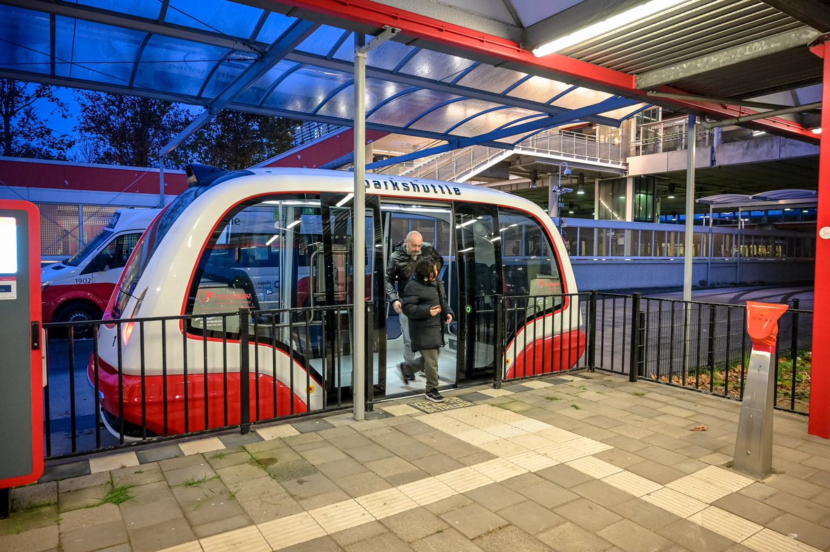 Wat een mooi Sinterklaascadeau: de #ParkShuttle rijdt weer! Ons vernieuwde autonome voertuig rijdt in opdracht van <a href="/Metropoolregio/">MRDH</a> en verbindt <a href="/Capelle_IJssel/">gemeente Capelle aan den IJssel</a> met metrostation Kralingse Zoom in Rotterdam. Lees meer: bit.ly/3XV9xdZ #WijzijnTransdev