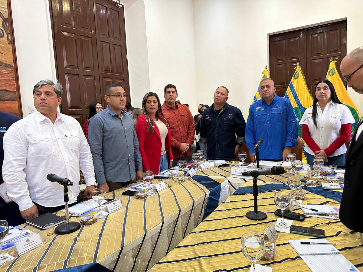 OviedoPSUV's tweet photo. En la que el ejecutivo regional y municipal estrechan aún más la premisa de trabajo en perfecta unidad. Unidad y trabajo que instruye el
Presidente @nicolasmaduro
#PdvsaEnVictoria 2/3 https://t.co/1KyNpnAuNz