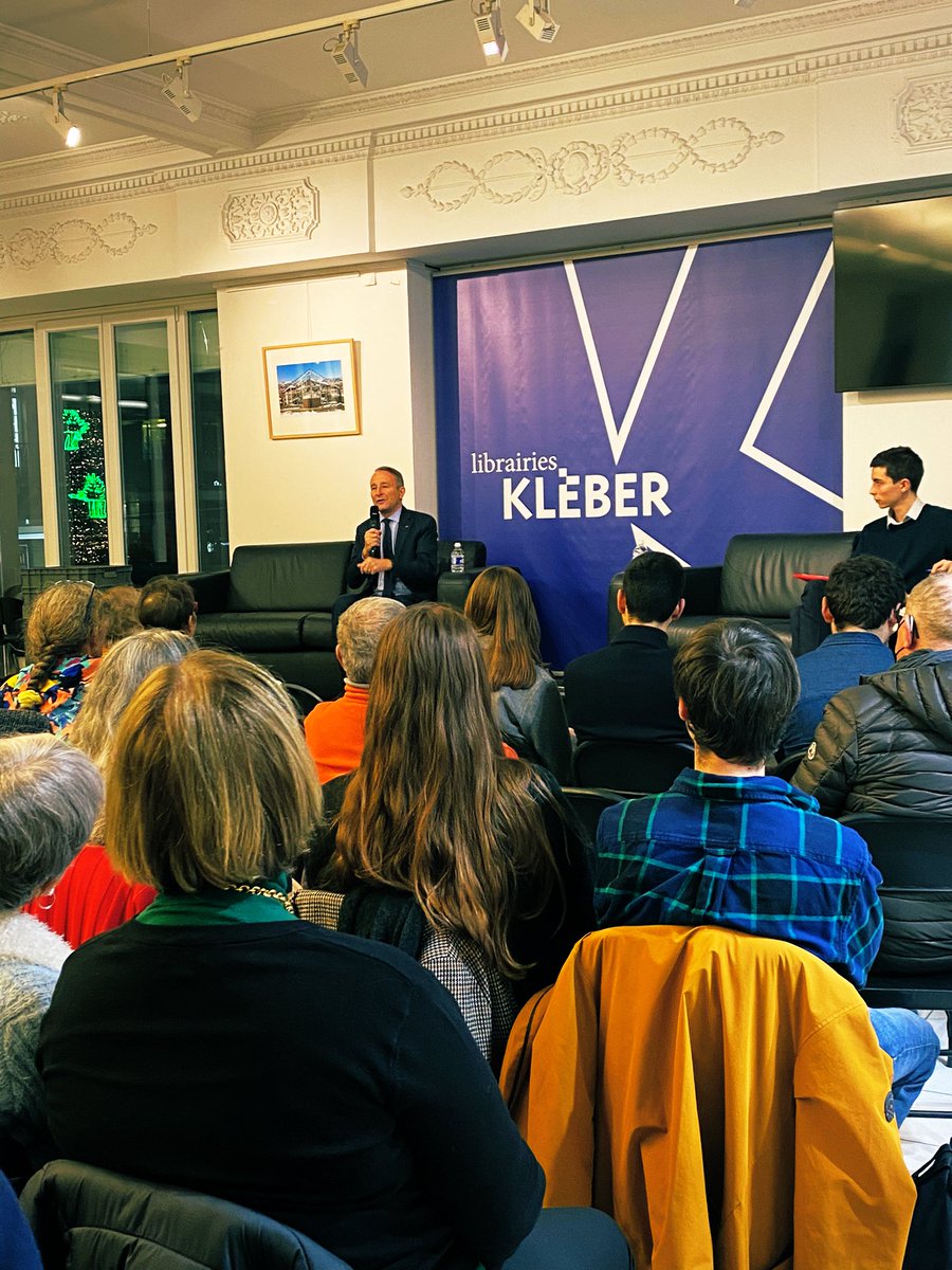 Salle comble à la Librairie Kléber de Strasbourg pour écouter le Général Pierre de Villiers 

📚 Paroles d’Honneur aux <a href="/EditionsFayard/">Fayard</a>