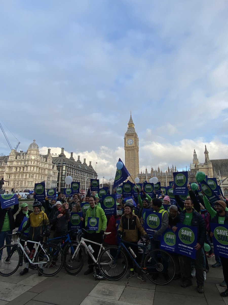 JosheenGarcha's tweet photo. Cycle for Soil riders have cycled 900 miles from Edinburgh, arriving in London on World Soil Day! 🇬🇧#CycleForSoil 
 #WorldSoilDay @cpsavesoil https://t.co/7GJXwSysp6