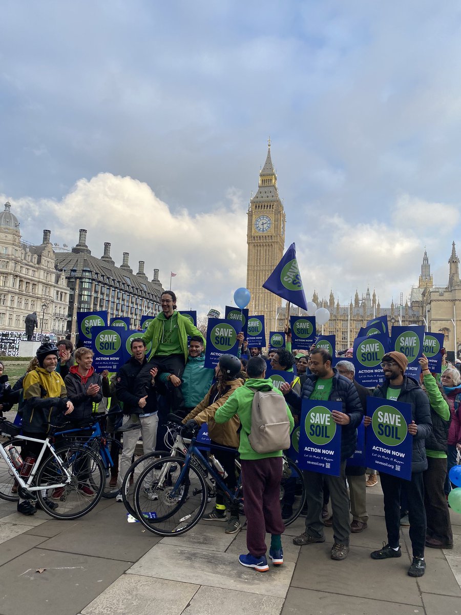 JosheenGarcha's tweet photo. Cycle for Soil riders have cycled 900 miles from Edinburgh, arriving in London on World Soil Day! 🇬🇧#CycleForSoil 
 #WorldSoilDay @cpsavesoil https://t.co/7GJXwSysp6