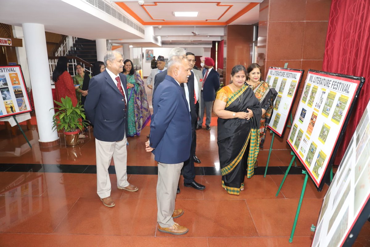 suryacommand's tweet photo. #IndianArmy
#MilLitFestSeason2
MilLitFest 2022 was organized by MLCFF at #Lucknow. Lt Gen Y Dimri GOC-in-C #SuryaCommand &amp; Mrs Nidhi Dimri,Regional President AWWA felicitated the writers &amp; appreciated  their literary efforts &amp; meaningful contribution to society.
@adgpi
@ProDefLko https://t.co/NjcgNw5hm5
