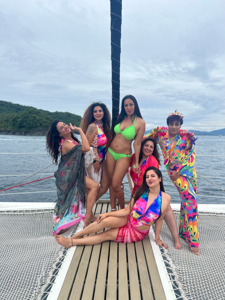 _bollywoodtown's tweet photo. #KashmeraShah seen here with her very close knit group of friends celebrating her birthday on a private Yatch in Thailand. These girls really know how to live it up and are majorly giving us life goals.
#BirthdayCelebration #PrivateYatch #Party https://t.co/XoARV7yYR8
