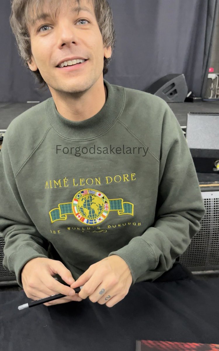 ForgodsakeLarry's tweet image. I just met Louis,I said I’ve got a tattoo about him. I gave him a collector jersey that has a family story for me,Jony tried to take it away but Lou said he wanted to see, then said it was the sickest gift ever, he kept it next to him. I asked him to sign OTB on my vinyl, I told-