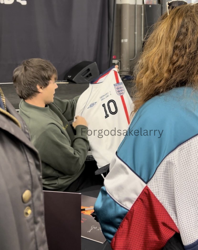 ForgodsakeLarry's tweet image. I just met Louis,I said I’ve got a tattoo about him. I gave him a collector jersey that has a family story for me,Jony tried to take it away but Lou said he wanted to see, then said it was the sickest gift ever, he kept it next to him. I asked him to sign OTB on my vinyl, I told-