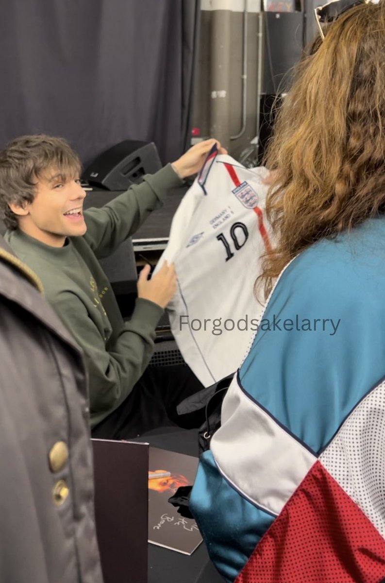 ForgodsakeLarry's tweet image. I just met Louis,I said I’ve got a tattoo about him. I gave him a collector jersey that has a family story for me,Jony tried to take it away but Lou said he wanted to see, then said it was the sickest gift ever, he kept it next to him. I asked him to sign OTB on my vinyl, I told-