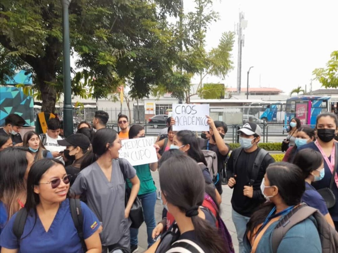 FrimUG's tweet photo. Fuerte y claro: ¡BASTA A LA INOPERANCIA! 📢

Medicina se está movilizando contra el caos causado por las autoridades ❌ ¡Firmes compañeros!
#UgEnCrisis
#RespondanAutoridadesUg https://t.co/eEJSPnQTKl