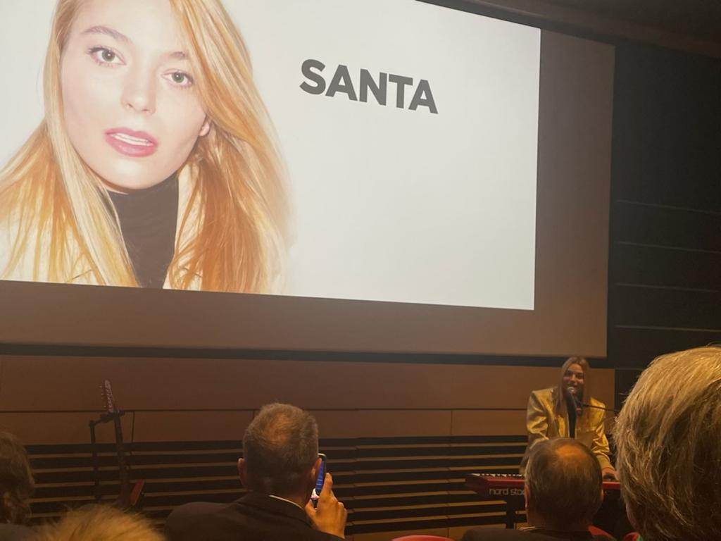 NrjGlobal's tweet photo. 📌 Présentation des derniers accords avec les constructeurs automobile et les fabricants d’enceintes connectés et développeurs d’assistant vocaux

💫 La conférence a accueilli #SANTA et #PIERREDEMAERE pour une magnifique conclusion !

#BDR #Radio #DriveToWeb #GoodVibesOnly https://t.co/69cQsZceuc