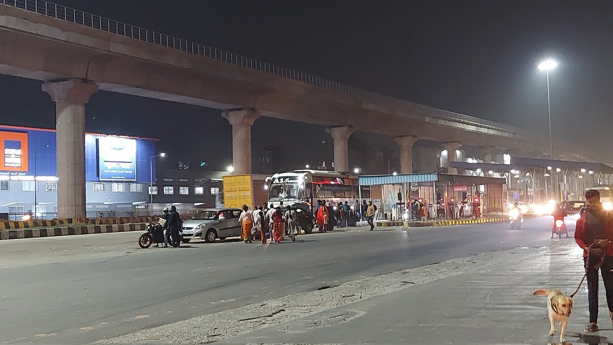PrasanthTHEnair's tweet photo. #BTP was here @ electroniccity toll interstate bus stop till 9:15pm. Soon after they left, all busses started stopping right in the middle of the highway nd taking passengers. Creating huge congestion. @btppubliceye @ecitytrfps @DCPTrEastBCP #trafficpolice #Bengaluru https://t.co/PwoLKx9Ann