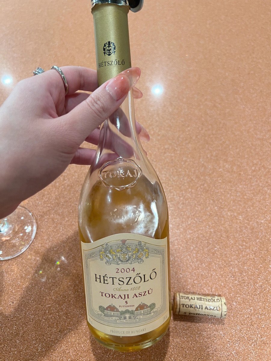 Emily78010941's tweet photo. Recommend a sweet white that I love in life, Tokaji Hétszölö from Hungary, 2004 noble rot wine, the amber liquid looks intoxicating.#instalove #noblerot #life #rot #cabernetsauvignon #amber #liquids #recommend #looks https://t.co/U1BBBUoadc