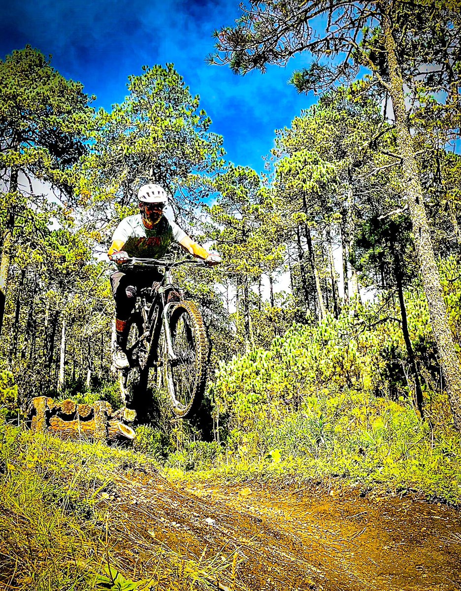 JohnVanPay's tweet photo. Nothing like finishing a jungle trail named Dragoncito in the mountains of Oaxaca by landing a jump with all pieces intact. 😅 https://t.co/sFytChJi7P