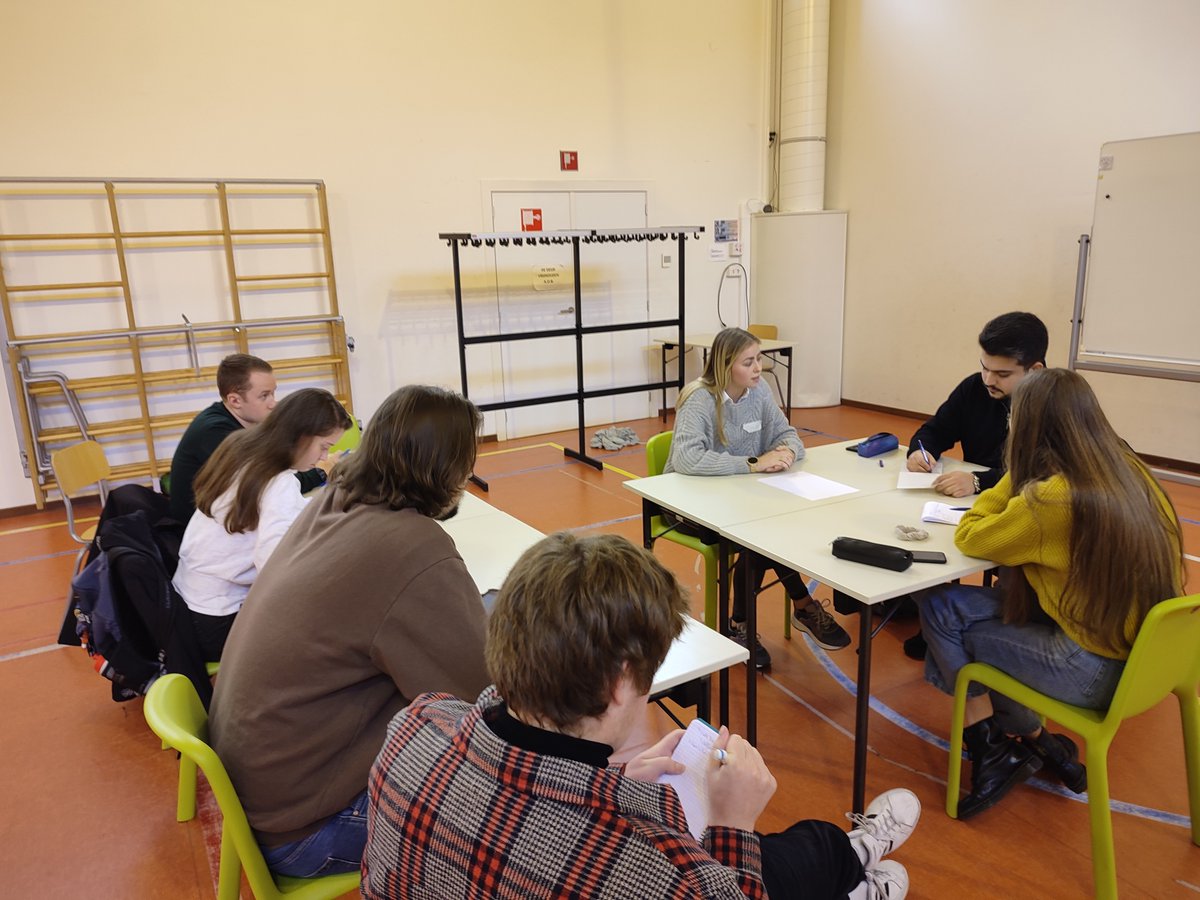 LERAHOGENT's tweet photo. We organiseerden i.h.k.v. 'Samen School Maken' slechtnieuwsgesprekken met een student, een anderstalige ouder (docent/native speaker UGent) én een tolk (student tolkenopleiding UGent).
We zagen de studenten schitteren tijdens pittige casussen en het betere acteerwerk v/d ouders! https://t.co/95hZV458V6