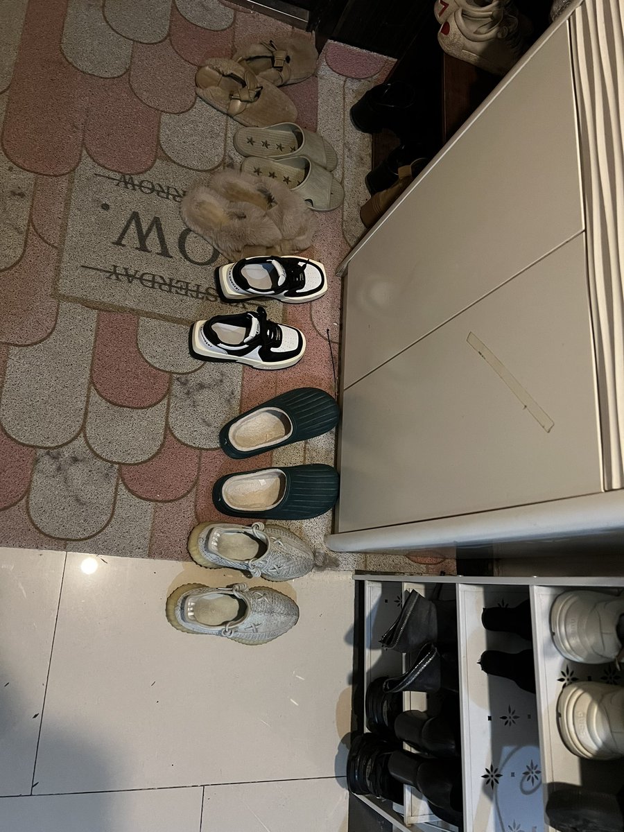 之前女邻居 看窗户在洗澡呢 没敢扒开来拍哈哈哈也是个大骚逼。#打胶 #射丝袜 #扫楼打胶 #骚邻居 #射高跟鞋 #射鞋