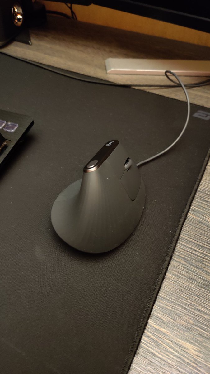 DasMontyy's tweet photo. Hab mir mal was für die Ergonomie gegönnt 😀
Logitech MX Vertical. War zwar mit fast 90 Euro nicht ganz billig. Aber zum Arbeiten schon sehr angenehm.
Was haltet ihr von Verticalmäusen?
#maus #verticalmaus #logitech #mxvertical https://t.co/VoTxq5Swaz
