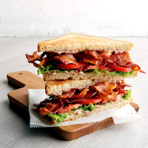 Thin slices of juicy tomato, long strips of crispy bacon &amp; tender leaves of lettuce 🥓🥬🍅😍 #CornerBakery
Perfect for your Monday lunch.