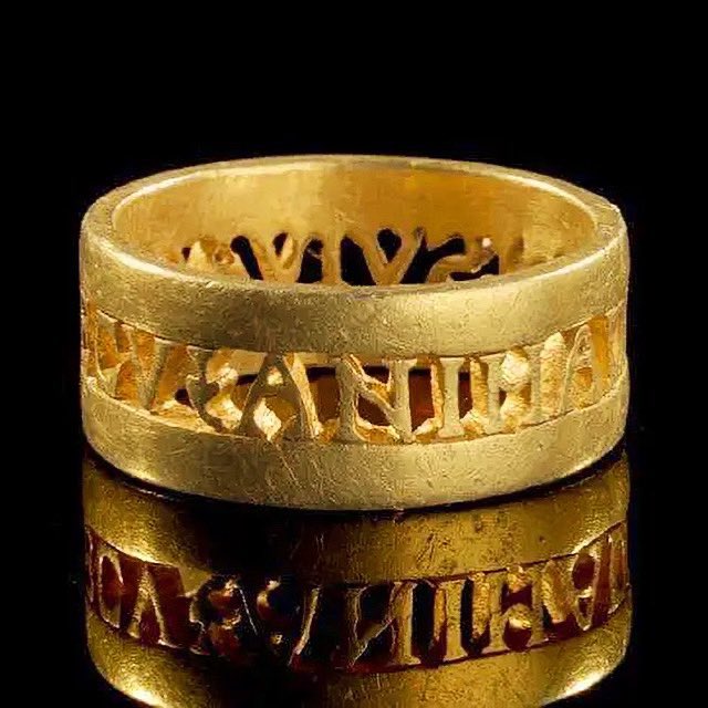 ozdemiroglu_'s tweet image. “Anima Dulcis Vivas Mecu(m)”
Bu, on altı asırlık Roma yüzüğünde “Benimle yaşar mısın tatlı ruh" veya Latince vīvo, vīvis, vixi, victum, vīvĕre fiilinin diğer çevirilerini alırsak: "Her zaman yanımda yaşar mısın" yazmaktadır.