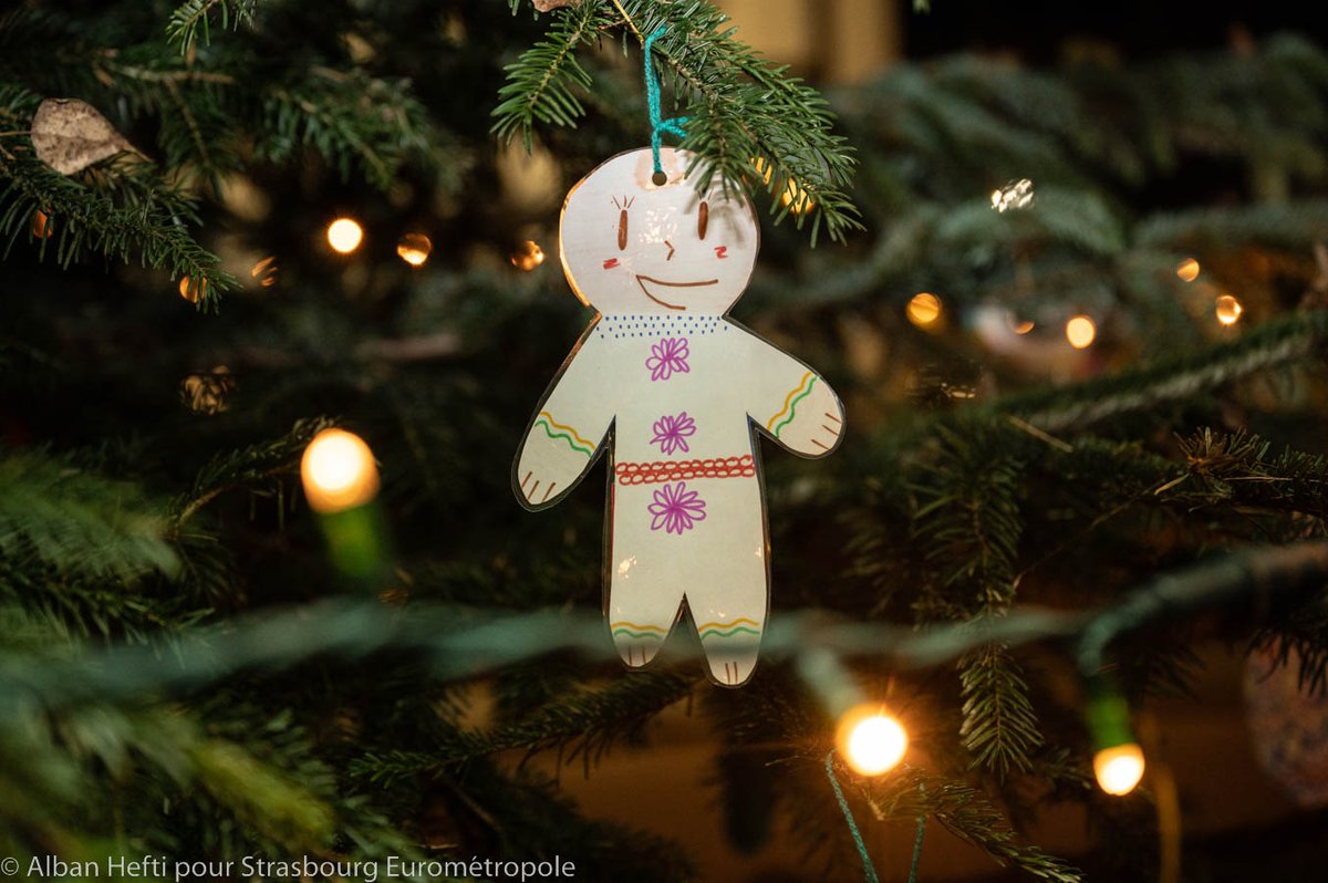 Rendez-vous demain le 6 décembre #saintnicolas  au pied du Grand Sapin à partir de 17h pour partager le mannele géant 🥰🥨 Tout au long de la semaine, le Village du Partage vous propose d'acheter des mannele solidaires dans leurs chalets !