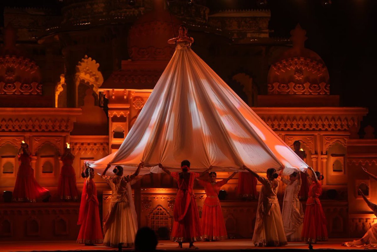 g20org's tweet photo. Colours of Rajasthan paint #G20India

#G20 delegates were guided through the valour, spirituality and vibrant culture of Rajasthan through the traditional art of storytelling. 

Splendid display of Indian culture by @my_rajasthan and @iccr_hq 

@incredibleindia https://t.co/oKy8vdzYQZ