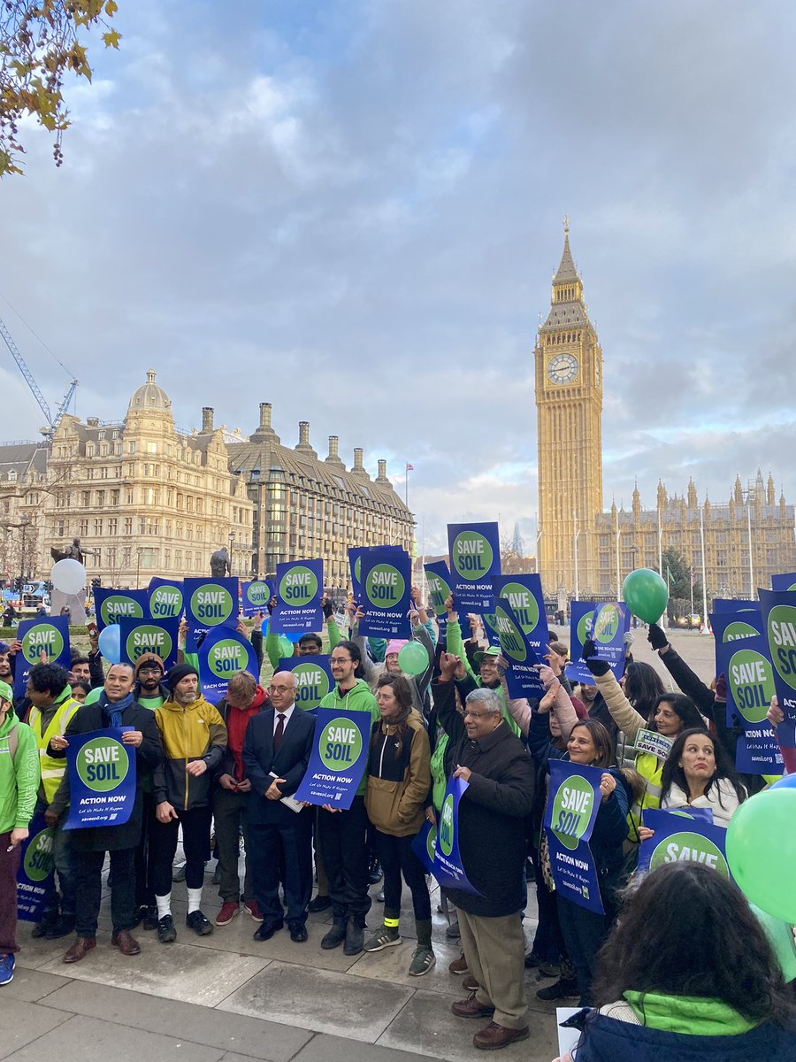 JosheenGarcha's tweet photo. #WorldSoilDay in London! 🇬🇧🇬🇧🇬🇧
#UnitedForSoil
#Soils4Nutrition #SoilBiodiversity @theGSBI @FAO https://t.co/tQ7noeirYF