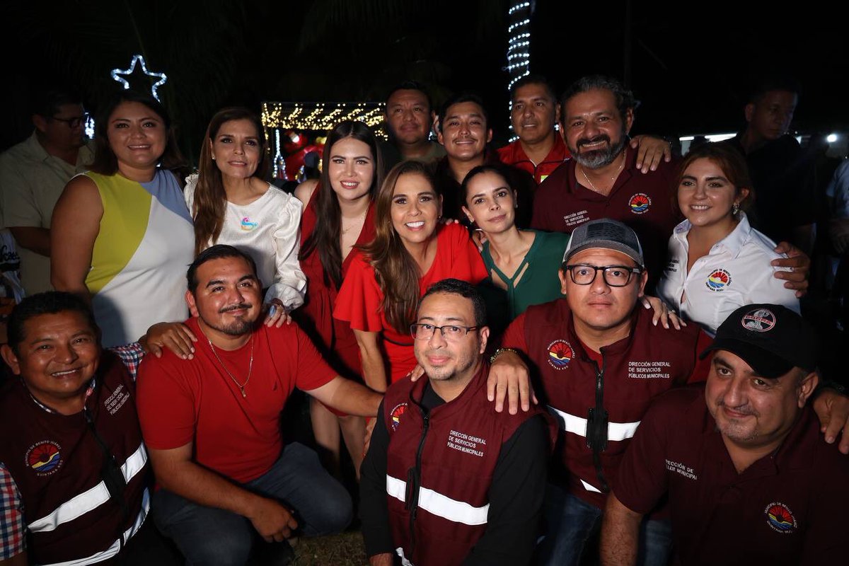 AytoCancun's tweet photo. ¡La Navidad es una época para compartir y estamos llevando alegría a las y los #cancunenses!🎄🎅
Este fin de semana, la gobernadora @MaraLezama y la Presidenta Municipal @anapatyp realizaron el encendido de la Villa Navideña, en la avenida Industrial de la #SM95, 1/2 https://t.co/4gpFMY7pLm