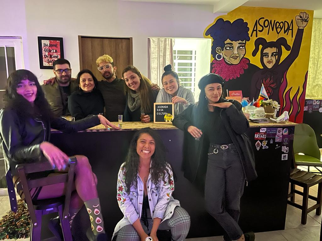 FlowerEscobar's tweet image. Hola tuiter. En Manizales estamos tejiendo un sueño feminista y transfeminista llamado Casa Cultural Asonada. Llevamos 3 meses de puro aguante y alegría pero no ha sido fácil conseguir para el arriendo de este mes. Nos ayudan con un rt y un ❤️para lograr apoyo. Gracias